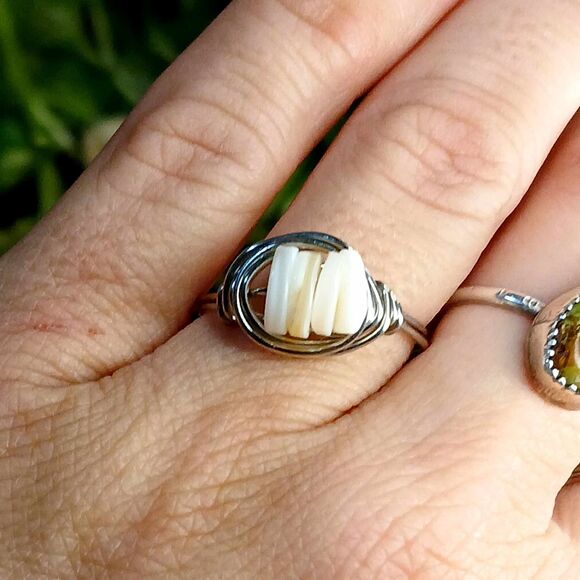 White & Cream Seashell Beaded Ring, Wire Wrapped, Silver Tone, Mermaid, Size 10 - Picture 3 of 3